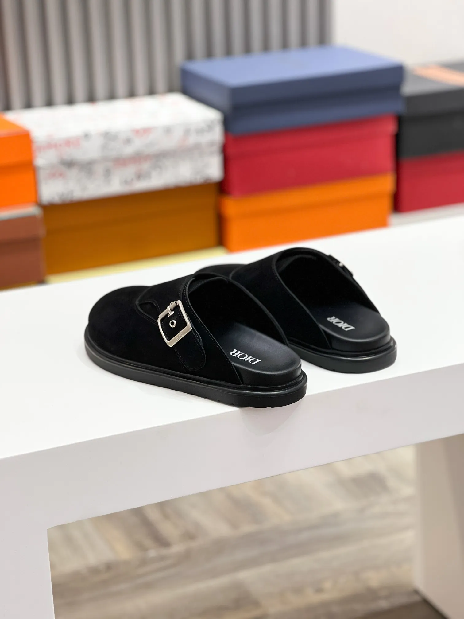 P380 [DIOR] Size 39-44 (38.45 custom-made) 2025ss Dior’s latest men’s slippers are a must-have. Dior Alias ​​Men's Genuine Leather Slippers This summer new Alias ​​sandal embodies a casual and elegant style. Carefully crafted from grained cow leather and Oblique printed fabric, with cowhide lining! Cross-strap design with metal-clad brass CD Diamond logo. The imported cowhide leather and rubber sole adds sophistication and comfort, while Oblique print-effect anti-slip panels add style. No. 012